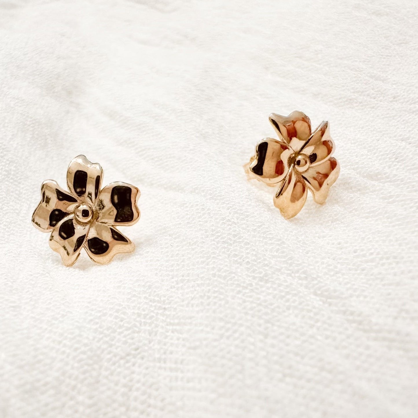 Hoʻomanaʻo Mau Puakenikeni Stud Earrings